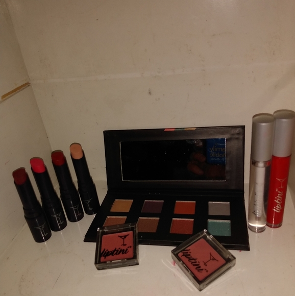 Cosmetics - Picture 2 of 8